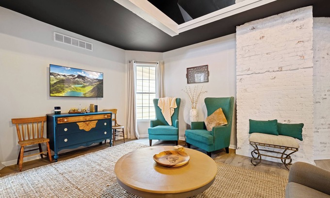 South Louisville Casa | Stunning Newly Renovated 3BD Loft By Churchill
