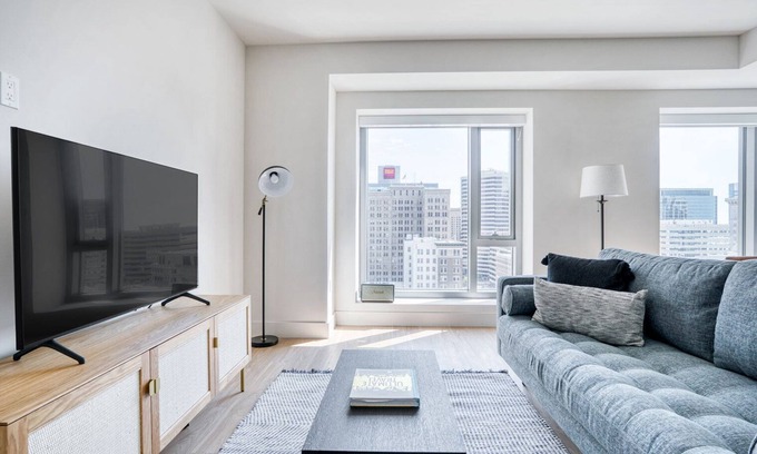Downtown Oakland Apartamento | Stunning Oakland 1BR w/ AC, W/D, Sky Deck, next to BART, by Blueground
