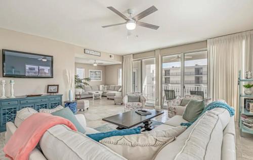 Windy Hill Casa | Stunning Ocean Breeze Luxury Villas 4D-Across The Street From The Ocean! Sleeps 10 guests!