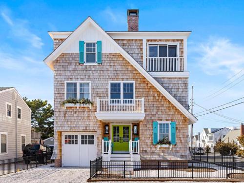 North Beach Haven Casa | Stunning Ocean-Side 4 Bedroom Property With A Hot Tub And Endless Views