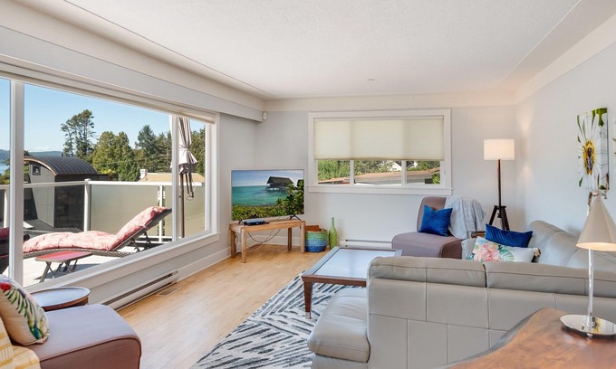Brentwood Bay Casa | Stunning Ocean View/steps to ocean/wifi/ trails nearby/high cleaning standard