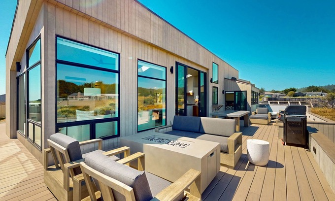 Sea Ranch Casa | Stunning Ocean View Retreat with Private Hot Tub & Bbq - Shared Pools & Tennis