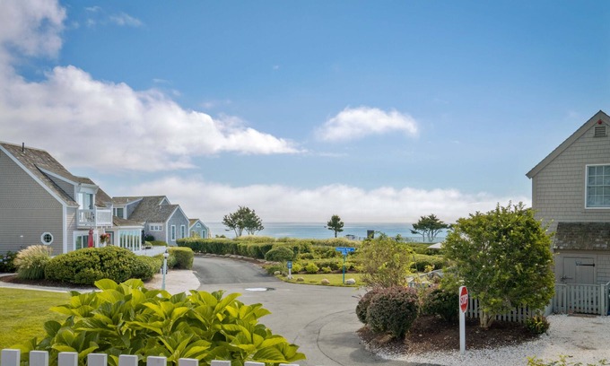Mashpee Condominio | Stunning Ocean Views. Newly Renovated. Steps to Beach. Perfect Maushop Getaway.