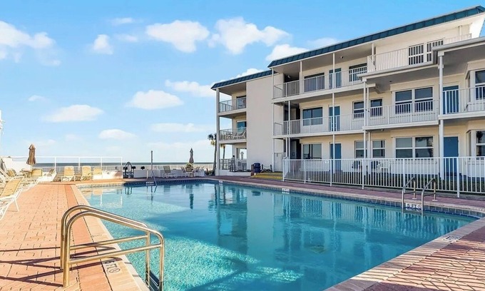 Bostwick Park Condominio | Ground Floor Oceanfront Condo in lovely Daytona Beach. 1 bedroom with AC & WiFi