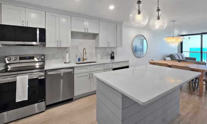 Hutchinson Island South Condominio | Stunning Oceanfront 2-Bed, 2-Bath Condo in Jensen Beach, on Hutchinson Island!