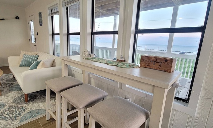 Lakeview  Jefferson County Casa | Stunning Oceanfront Beach House near Holly Beach w/balcony & awesome beach decor