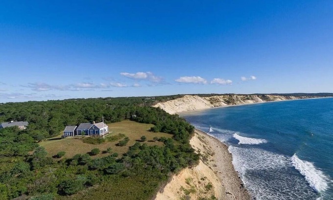 Chilmark Casa | Stunning Oceanfront Home in Chilmark. 2 minutes to the beach.