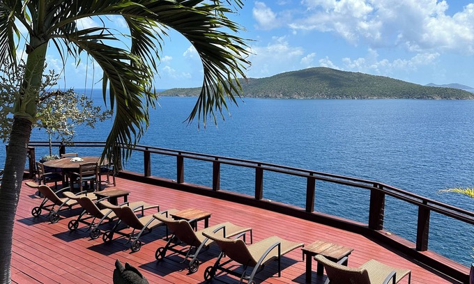 Peterborg Villa | Impresionante, directa villa frente al mar en casi 1. 5 acres muy privados
