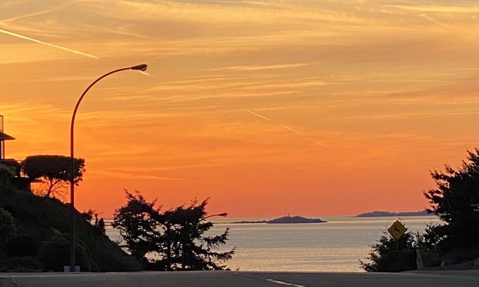Regional District of Nanaimo Casa | Stunning oceanic views right outside, 4-minutes to WaterfrontPark, Cozy Comfort!