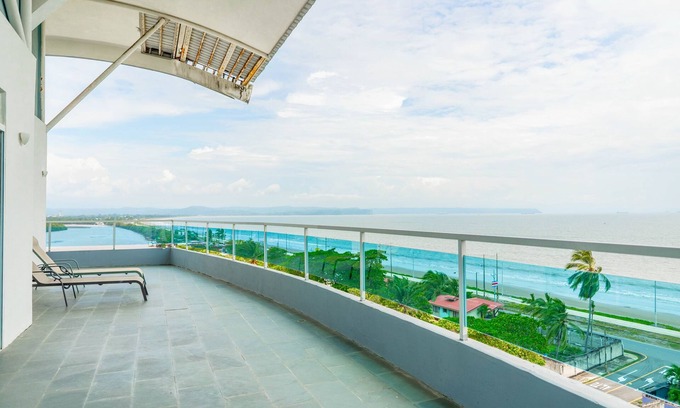 Puntarenas Condominio | Stunning Oceanview Penthouse with fitness room and full kitchen