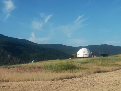 Plains Otro | Stunning Off-Grid Dome with Spectacular Views for a Unique Glamping Getaway in Montana