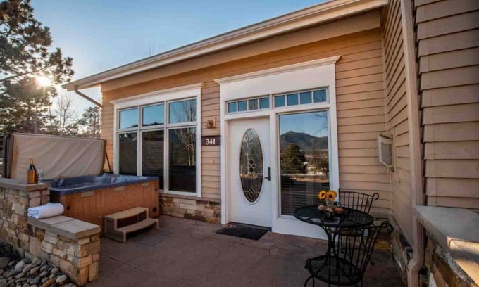 Stanley Hills Condominio | Stunning one bedroom condo with steam shower, hot tub, and a private deck!