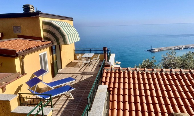 Finale Ligure Apartamento | Stunning panoramic terrace overlooking the sea