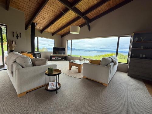 Acacia Bay Casa | Stunning panoramic Lakeview , spa pool & privacy
