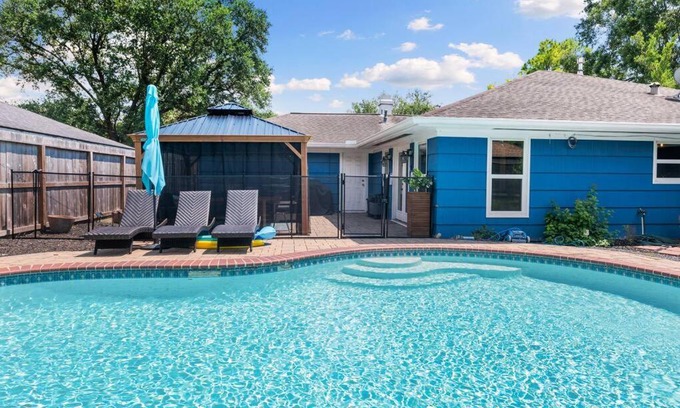 Braeswood Place Casa | Stunning Pool and Chefs Kitchen NRG MedCenter