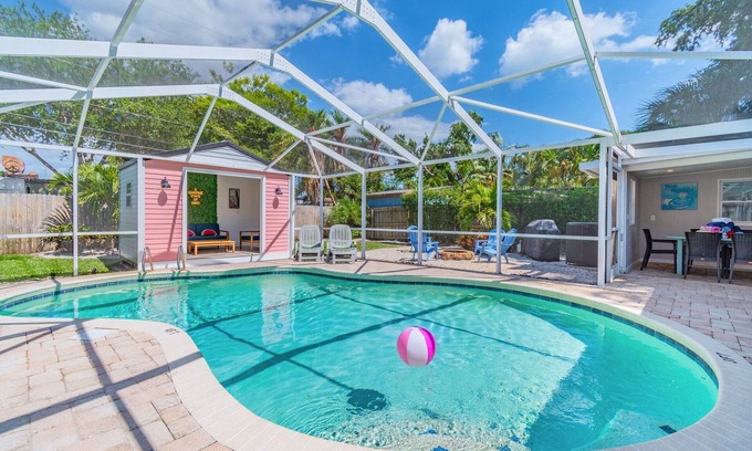 South Pinellas Community Council Casa | Stunning Pool home with TWO Pool Cabanas + Guest Bungalow-Sleeps 14!
