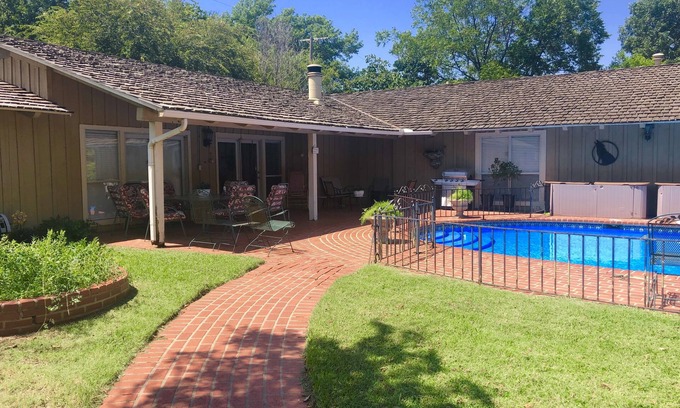 Wichita Falls Casa | Impresionante casa de huéspedes junto a la piscina - Morningside histórico
