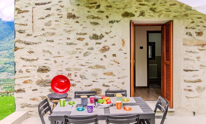 Cosio Valtellino Casa | Maravillosa casa de vacaciones privada para 5 personas con WIFI, TV, balcón y mascotas permitida