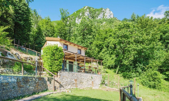 Stazzema Casa | Preciosa casa de vacaciones privada con WIFI, TV, terraza, mascotas permitida y aparcamiento