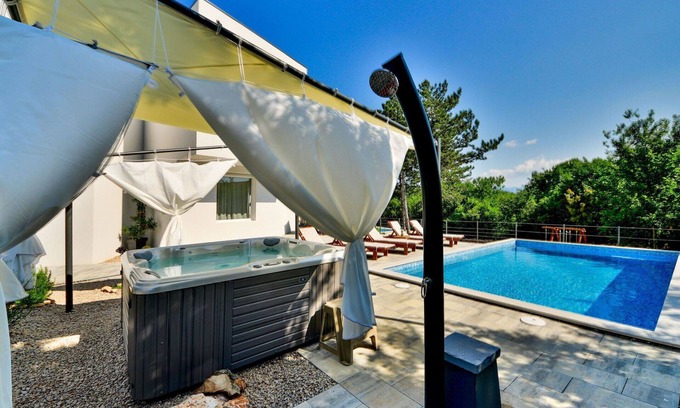 Sveti Vid Dobrinjski Villa | Casa de vacaciones privada con A/C, piscina privada, WIFI, jacuzzi, TV, terraza, aparcamiento