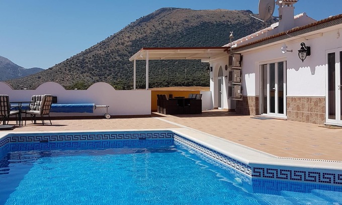Loja Villa | Impresionante villa privada con vista a la montaña y piscina, bienvenida a la verdadera España