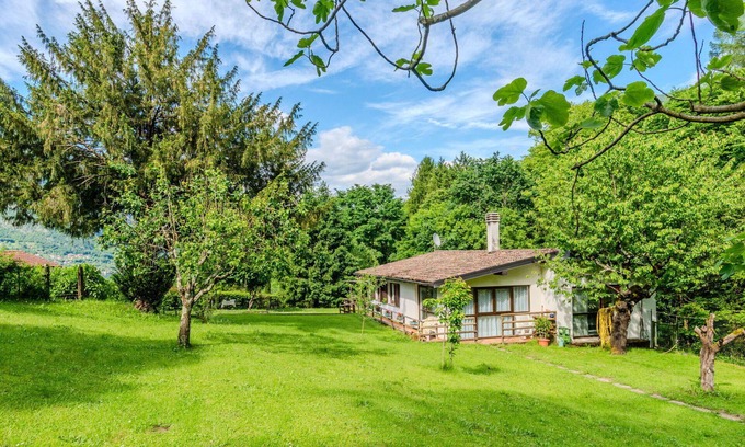 Claino Con Osteno Casa | Casa de vacaciones privada con WIFI, TV, patio, mascotas permitida, vista panorámica, aparcamiento