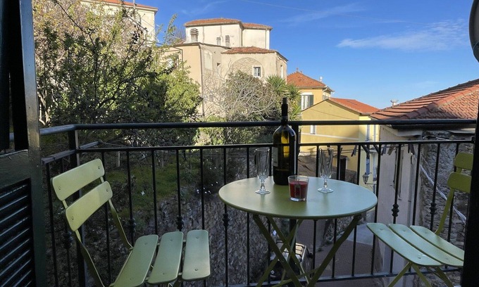 Pietrabruna Casa | Preciosa casa de vacaciones privada con WIFI, TV, balcón, mascotas permitida y aparcamiento