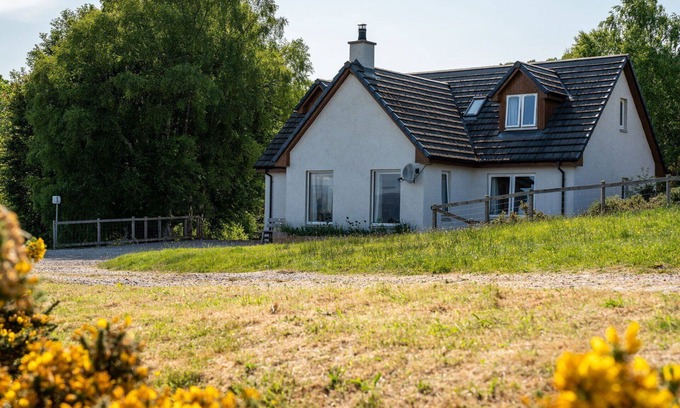 Loch Ness Casa | Maravillosa casa de vacaciones privada para 7 personas con WIFI, TV, patio y vista panorámica