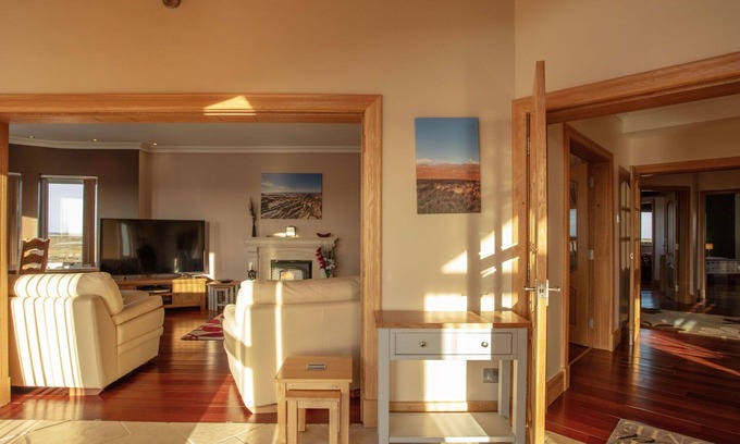 Aisgernis Casa | Maravillosa casa de vacaciones privada con WIFI, jacuzzi, TV, patio y vista panorámica