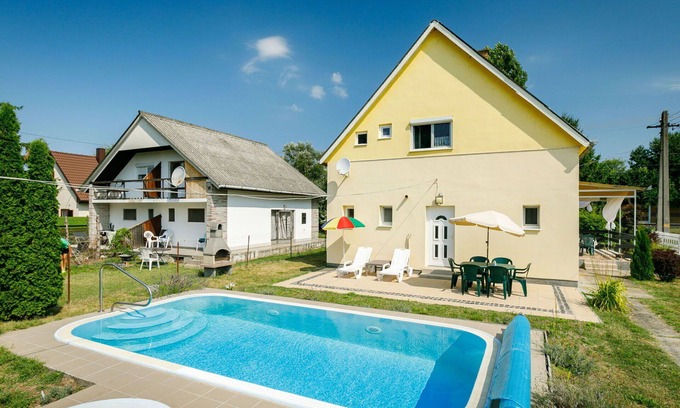 Balatonmariafurdo Casa | Maravillosa casa de vacaciones privada para 8 personas con piscina privada, WIFI, TV y terraza