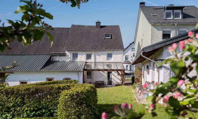 Manderscheid Casa | Maravillosa casa de vacaciones privada para 7 personas con WIFI, TV, patio y aparcamiento