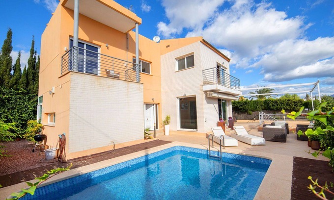 La Colina Casa | Preciosa casa de vacaciones privada con A/C, piscina privada, WIFI, TV, patio y mascotas permitida