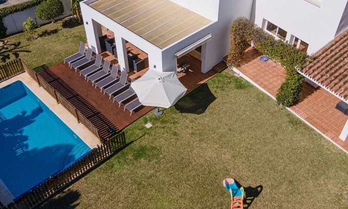 Nueva Milla de Oro Villa | Preciosa casa de vacaciones privada con piscina privada, WIFI, A/C, TV, terraza y aparcamiento