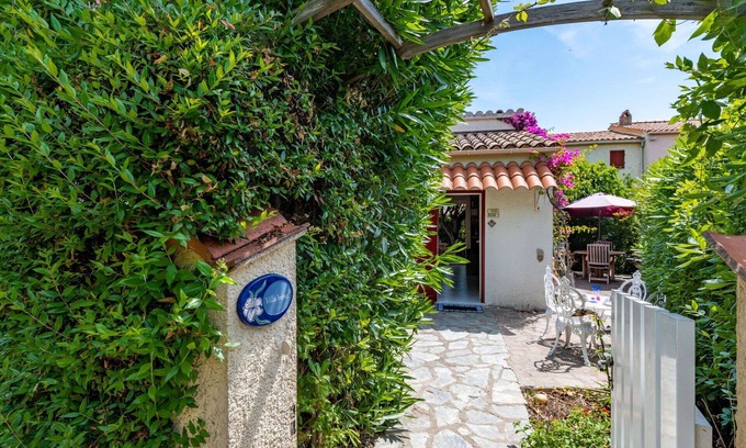 Bravone Casa | Estupenda casa de vacaciones privada para 4 personas con WIFI, TV, terraza y aparcamiento