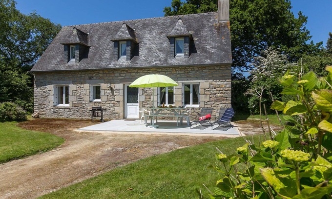 Sizun Villa | Preciosa casa de vacaciones privada para 5 personas con WIFI, TV, mascotas permitida y aparcamiento
