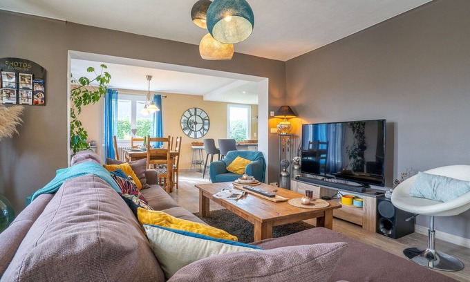 Tregueux Casa | Estupenda casa de vacaciones privada con WIFI, TV, patio, mascotas permitida y aparcamiento
