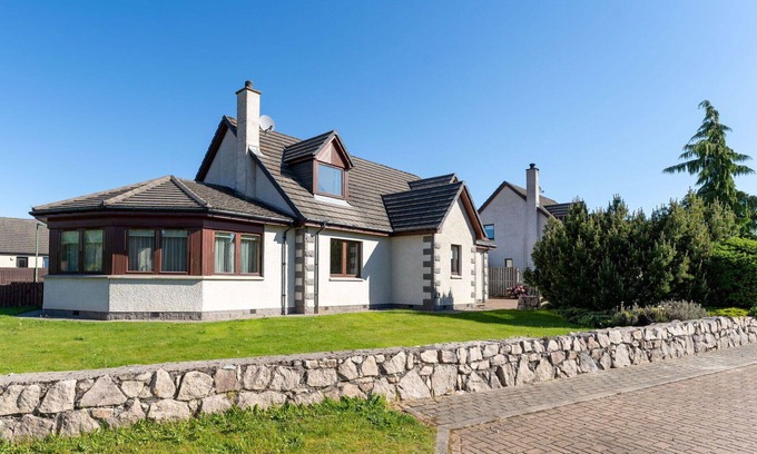 Aviemore Villa | Estupenda casa de vacaciones privada con WIFI, bañera de hidromasaje, TV, patio, mascotas permitida