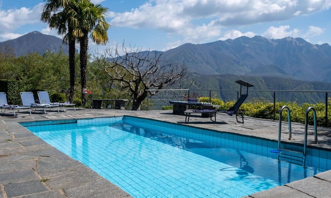 Melide Casa | Preciosa casa de vacaciones privada con WIFI, piscina privada, TV, patio, vista panorámica