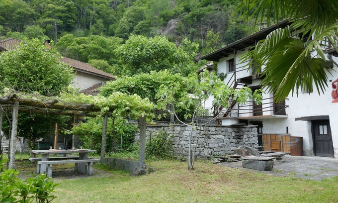 Lodrino Casa | Preciosa casa de vacaciones privada para 4 personas con WIFI, TV, patio y vista panorámica