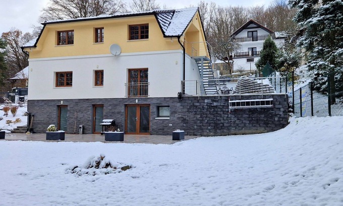 Petrov Villa | Maravillosa casa de vacaciones privada con piscina privada, WIFI, TV, terraza y mascotas permitida