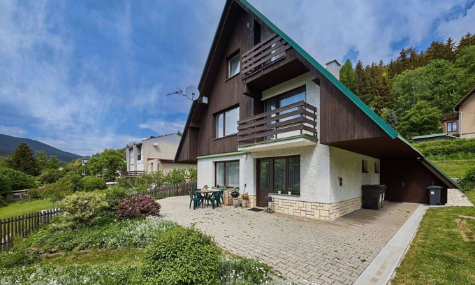 Svoboda nad Upou Villa | Preciosa casa de vacaciones privada para 15 personas con WIFI, TV, patio y mascotas permitida