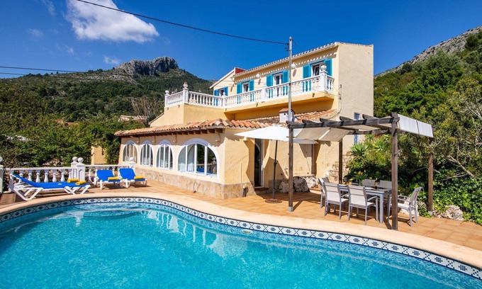 Sagra Villa | Estupenda casa de vacaciones privada para 6 personas con A/C, WIFI, piscina privada, TV y patio