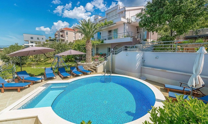 Moca Villa | Casa de vacaciones privada con piscina privada, WIFI, jacuzzi, A/C, TV, terraza