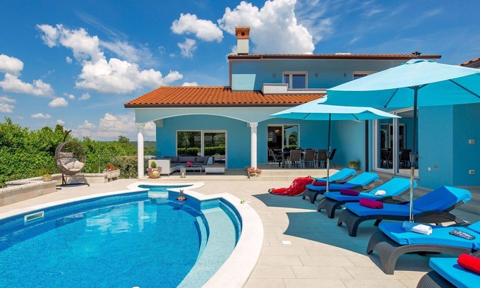 Rogocana Casa | Estupenda casa de vacaciones privada con piscina privada, A/C, WIFI, TV, patio y aparcamiento