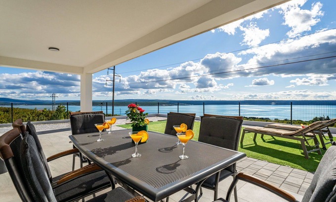 Maslenica Villa | Maravillosa casa de vacaciones privada para 6 personas con WIFI, A/C, TV y terraza