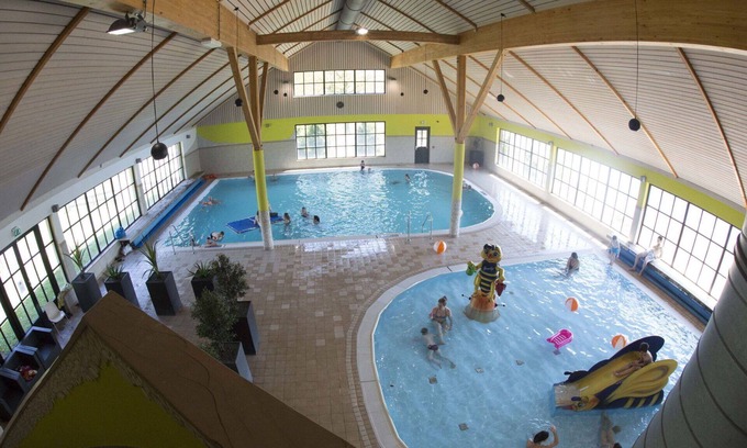 Susteren Casa | Preciosa casa de vacaciones privada para 16 personas con WIFI, piscina, TV y terraza