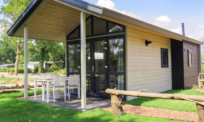 Susteren Casa | Preciosa casa de vacaciones privada para 4 personas con piscina, WIFI, TV y terraza