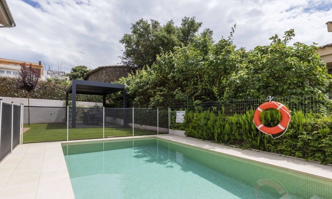 Olot Casa | Preciosa casa de vacaciones privada con piscina privada, A/C, WIFI, TV, patio y aparcamiento