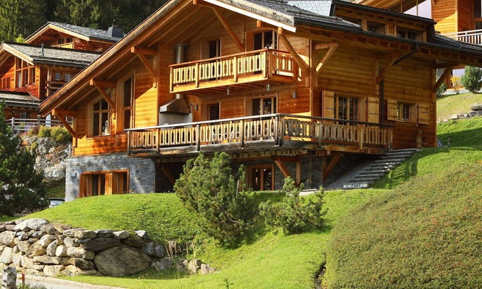 Ollon Casa | Stunning private villa for 8 guests with hot tub, WIFI, TV, terrace, pets allowed and parking