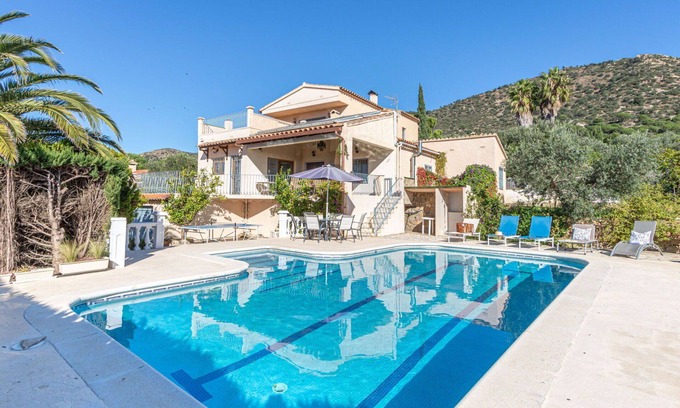 Palau-Saverdera Villa | Preciosa casa de vacaciones privada con WIFI, piscina privada, TV, patio y aparcamiento